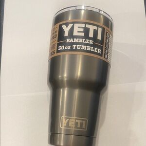 YETI Rambler 30 oz Tumbler in Graphite
